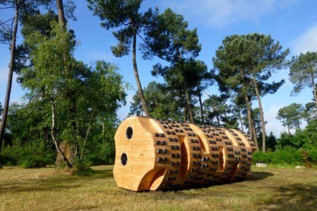 <p>Fransa'nın Bordeaux kentinde inşa edilen silindir şeklindeki ev görenlere merak uyandırıyor.</p>
