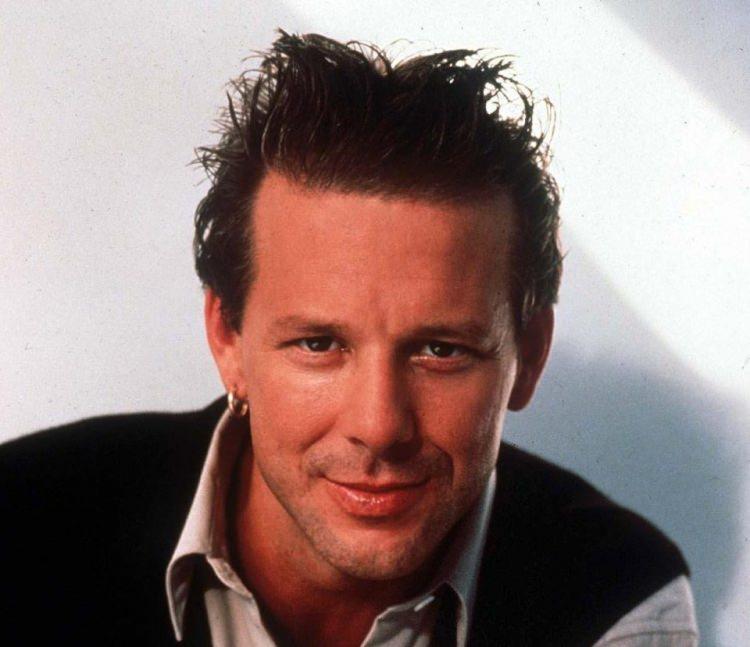 <p><strong>Mickey Rourke</strong></p>

<p>64 yaşında olan Aktör Mickey Rourke, 90'lı yıllarda boksör rakibi tarafından ısırıldığı ve suratını düzeltmek için ameliyat geçirdiği sanılıyor.</p>
