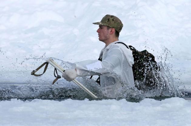 Askerlerin en zorlandıkları b&ouml;l&uuml;m ise su ge&ccedil;işi oluyor. 