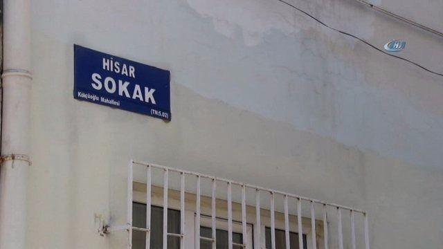 <p>Yıllar önce belediyenin planladığı sokak üzerine iki bina yapıldı. Yıllardır çıkmaz sokak olarak kullanılan yol, bundan 4 yıl önce bir binanın yıkılması ve diğer binanın da altı açılarak yayaların kullanımına sunuldu.</p>