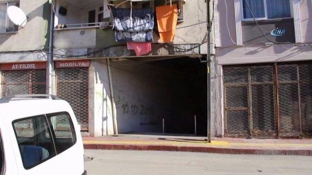 <p>Doğduğundan beri sokağın geçtiği binanın yanında oturduğunu ifade eden mahalle sakini Ersin Kaplan ise, "35 senedir burada oturuyorum. </p>
