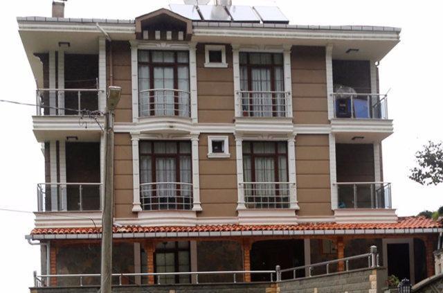<p>Dağınıksu Mahallesi sakinlerinden Sadri Kopuz, tapulu arazisinden geçen yolun üzerine apartman inşa ettirdi. Mahalleye ulaşım artık 3 katlı apartmanının altından geçen yoldan sağlanıyor.</p>
