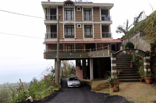 <p>Tapulu arazisinden geçen mahalle yolunun üzerine, 4.5 metre yüksekliğinde beton kolonlar diktiren Kopuz, üzerine 3 katlı apartman inşa ettirdi. Yolu kullanan vatandaşlar da araçlarıyla apartmanın altından geçmeye başladı. </p>