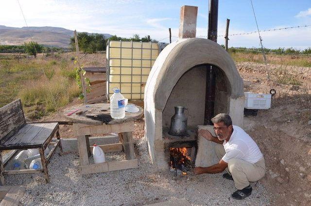 <p>Araziyi aldıktan sonra ağaçlandırdığını ifade eden Seheryıldızı, şöyle konuştu: "Bahçede bir kök ceviz ağacımız vardı. Yandı, hasar gördü. Derin budama yapmak zorunda kaldım. Baktım olmayacak, çocukluğumdan beri hayalimdi ağaç ev yapmak, ev yaptım.</p>