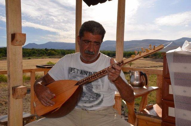 <p>Evin içine kurduğu soba sayesinde ısınma problemi yaşamadığını anlatan Seheryıldızı, "Çocukluk hayalimi gerçekleştirmenin mutluluğunu yaşıyorum. 100'e yakın hayvanım var. Akçadağ mezarlığı yakınındaki çeşmeden bidon bidon su getirerek besliyorum bu hayvanları. Doğadaki hayvanlar, kargalar da benim getirdiğim sudan içiyor." dedi.</p>