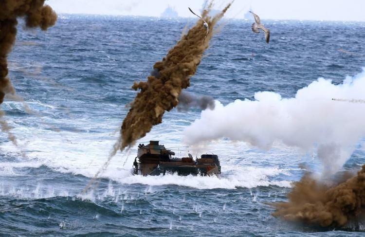 <p>ABD Savunma Bakanlığı Pentagon s&ouml;zc&uuml;s&uuml; Donanma Y&uuml;zbaşı Jeff Davis tarafından yapılan a&ccedil;ıklamaya g&ouml;re 'Foal Eagle 2017' tatbikatlarına G&uuml;ney Kore'de bulunan 28 bin ABD askerine ek olarak 3 bin 600 hizmet &uuml;yesi daha g&ouml;nderildi. Tatbikatlar Nisan ayı boyunca devam edecek.</p>
