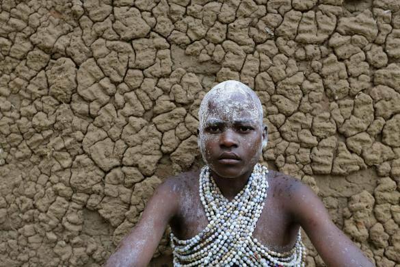 <p>Kenya'nın batısında yer alan Bungoma'da Luhya kabilesi'na ait Bukusa halkının erkek üyelerinin her yılın Ağustos ayında yaptıkları bir gelenek var.</p>

<p> </p>
