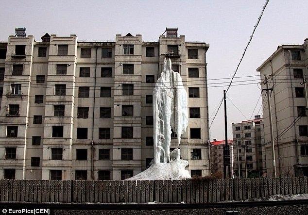 <p>Çin'in Jilin bölgesinde 35 yıldır oturduğu aparmanın yıkılıp yerine AVM yapılacağını öğrenen vatandaş, bu durumu engellemek için değişik bir yönteme başvurdu.</p>
<p> </p>