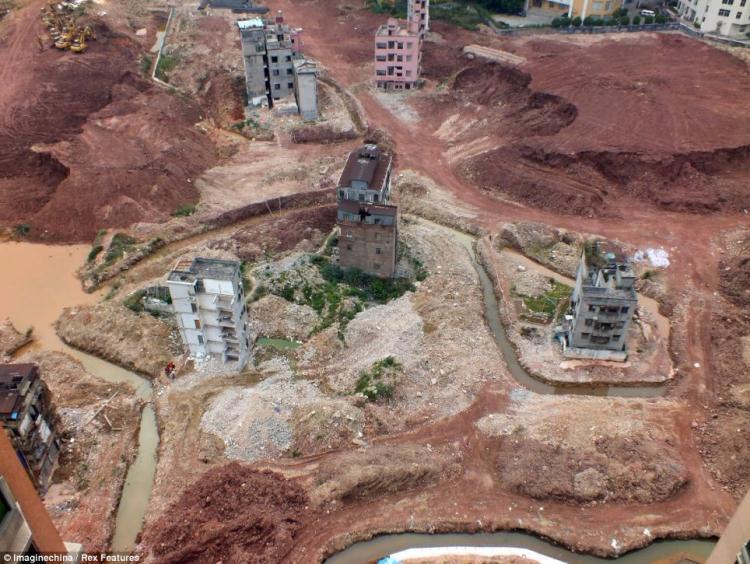 <p>Şahısları bir türlü ikna edemediği için projeye start veremeyen yetkililerin bulduğu çözüm ise çok konuşulacak türden: Kalan evlerin etrafına hendek kazmak!</p>
<p>Hesaplara göre dev çukur tamamlanıp bir daire şeklinde binaların etrafını tamamen çevrelediğinde çökme riski artacak ve can güvenliği kalmadığını gören ev sahipleri daha fazla direnemeyecek. </p>