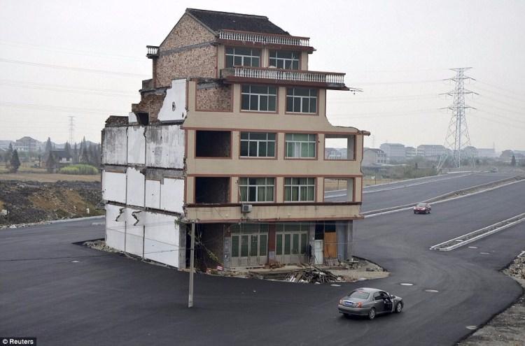 <p>Çin'in Zhejiang eyaletindeki Wenling şehrinde yeni inşa edilen çift şeritli bir yolun ortasında bulunan 4 katlı bina ülkede "Çivi ev" olarak simge haline gelmiş ve yaşlı çift evlerinin yıkımına izin vermemiş.</p>
<p> </p>