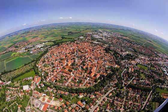 <p>14 milyon yıllık bir meteor çarpması sonucu oluşan kraterin içine kurulan bir Bavyera kasabası. (Nördlingen - Almanya)</p>
