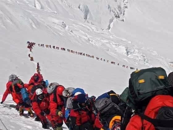 <p>2013'ün mayıs ayında Everest Dağı'na tırmanan dağcılar.</p>
