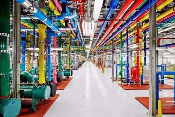 <p>Google'ın veri merkezinin (data center) içinden bir görüntü.</p>
