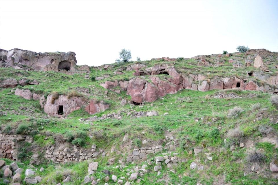 <p>Kayseri'nin Gesi bölgesindeki mahalle sakinlerinin ve çobanların bölgede mağara olduğu ihbarı üzerine başlatılan çalışma sonucu 52 odalı bir yer altı şehri bulundu.</p>
