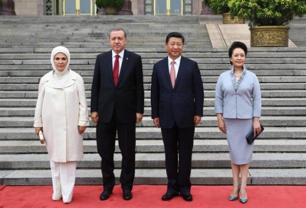 <p>Cumhurbaşkanı Recep Tayyip Erdoğan, Çin Halk Cumhuriyeti Devlet Başkanı Xi Jinping tarafından resmi törenle karşılandı. Cumhurbaşkanı Erdoğan ve eşi Emine Erdoğan, Büyük Halk Salonu önündeki tören alanına gelişinde Çin Devlet Başkanı Jinping ve eşi Peng Liyuan tarafından karşılandı.</p>