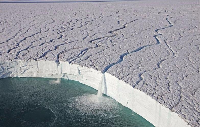 <p>Svalbard, Norveç'teki buzuldan dökülen şelaleler...</p>

<p> </p>
