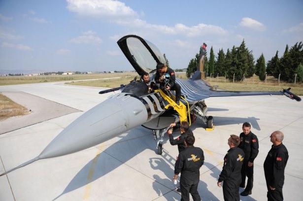 <p>Yavaş uçuşumuzu 'saygı geçişi' olarak adlandırıyoruz ama hareketin adı yavaş uçuş...</p>
