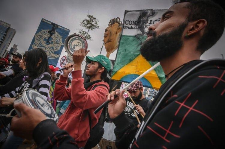 <p>Brezilya'da, Devlet Başkanı Michel Temer hükümetinin işçi hakları ve emeklilik sisteminde yaptığı değişiklikleri protesto eden halk genel greve gitti.</p>
