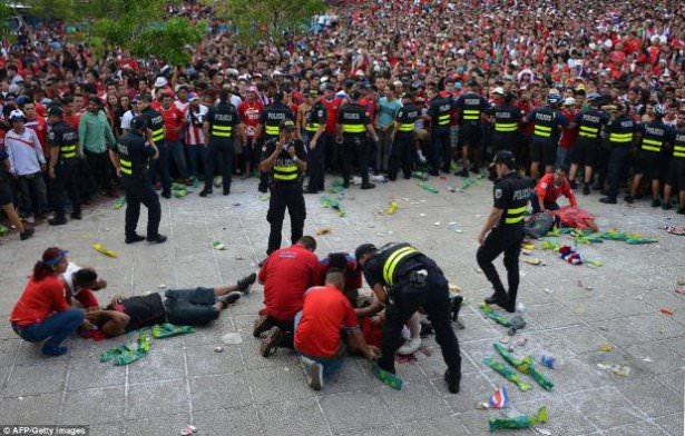 <p>Acı içinde yerde yatan taraftarlar ambulans beklerken, bıçağın yaralılardan birinin sırtında kaldığı gözlendi.</p>
