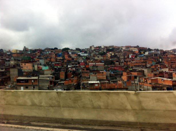 <p>Sao Paulo'ya gidenlerin geçmek zorunda oldukları güzergahta bulunan ve polisin dahi girmekte sorun yaşadığı favelalar adeta tüyler ürpertiyor.</p>
