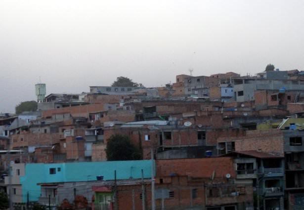 <p>Aralarında AA muhabirinin de bulunduğu bir grup gazeteciyi Sao Paulo'ya götürmek üzere tahsis edilen aracın sürücüsü, silahlı polislerin dahi bu mahallere giremediğini, çünkü mahallede yaşayanların polislerden daha fazla silahlı olduklarını söyledi.</p>
