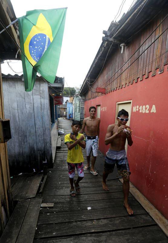 <p>Öte yandan, bugün dünya çapında üne kavuşmuş futbolcuların bazıları futbol yaşantılarına favela sokaklarında başladı. Üne ve paraya kavuştuktan sonra, favelalardaki hayat şartlarını iyileştirmek adına çaba sarf eden bu futbolcular, maalesef umduklarını bulamadı.</p>
