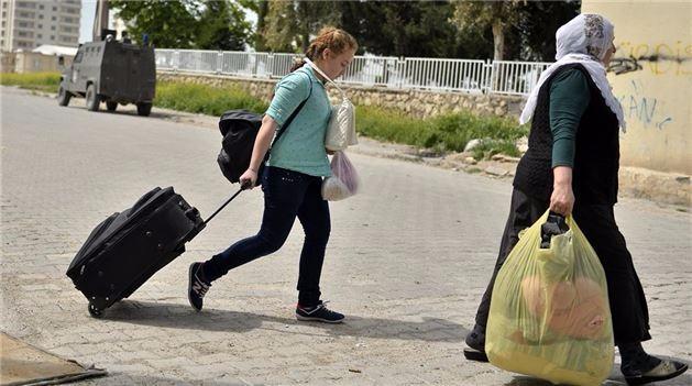 <p>Terör saldırılarından duydukları endişe nedeniyle ilçedeki binlerce vatandaş, evlerini terk etmek zorunda kalarak başka il ve ilçelere yerleşti.</p>

<p> </p>
