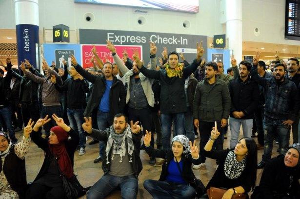 <p>Polisin m&uuml;dahale etmediği olayda AP g&uuml;venliğinin protestocuları durdurma &ccedil;abası yetersiz kaldı. Parlamentonun &uuml;&ccedil;&uuml;nc&uuml; katındaki salona &ccedil;ıkan grup &uuml;yeleri, 40 dakika kadar s&uuml;ren oturma eyleminin ardından hazırladıkları dosyaları bazı AP &uuml;yelerine ulaştırarak binadan ayrıldılar.&nbsp;</p>

