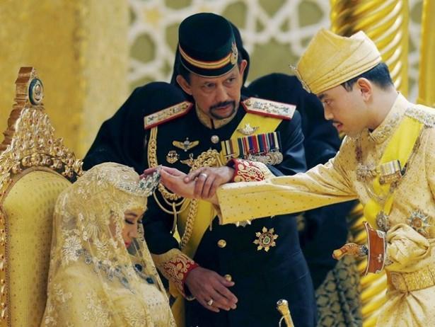 <p>Dünyanın en zenginlerinden olan Brunei Sultanı Hasan El Bulkiye, en küçük oğlu Prens Abdülmelik’i evlendirdi.</p>

<p> </p>

