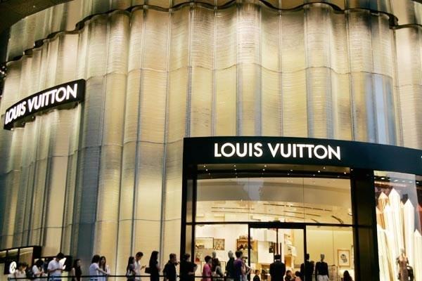 <p><strong>1- LVMH</strong><br />
İçinde Louis Vuitton, Fendi, Donna Karan, Loewe, Marc Jacobs, Céline markalarını barındıran LVMH'ın satış geliri 21.761 milyar dolar.</p>
