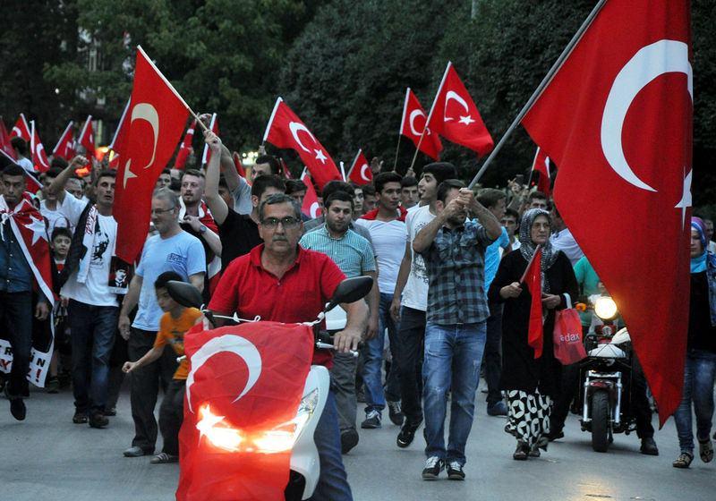 <p><strong>Bursa</strong><br />
Bursa'da da Şehreküstü Meydanı'nda bir araya gelen Memur-Sen üyeleri, hain saldırılara açtıkları döviz ve attıkları sloganlarla tepki gösterdi. Memur-Sen İl Temsilcisi Numan Şeker, burada yaptığı konuşmada, eli kanlı terör örgütünün saldırılarını şiddetle kınadıklarını söyledi.</p>
