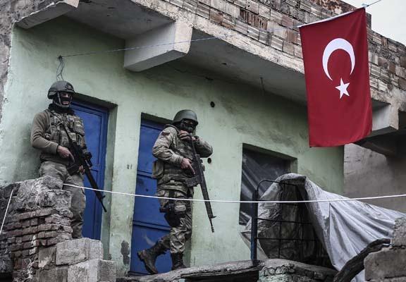 <p> Terör örgütü üyelerinden arındırılan bölgelerde güvenlik güçlerince 24 saat cansiparane nöbet tutuluyor. </p>
<p> </p>