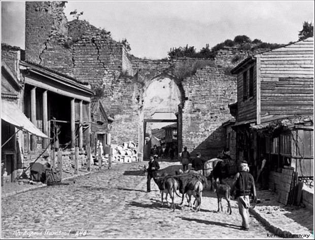 <p><strong><strong>Topkapı 1890</strong></strong></p>
<p>Levanten kökenli Pascal Sébah'ın 1857'de Pera'da «El Şark» adıyla açtığı stüdyonun en parlak dönemi, 1873'te katıldığı Viyana Evrensel Sergisi'yle başlar.</p>