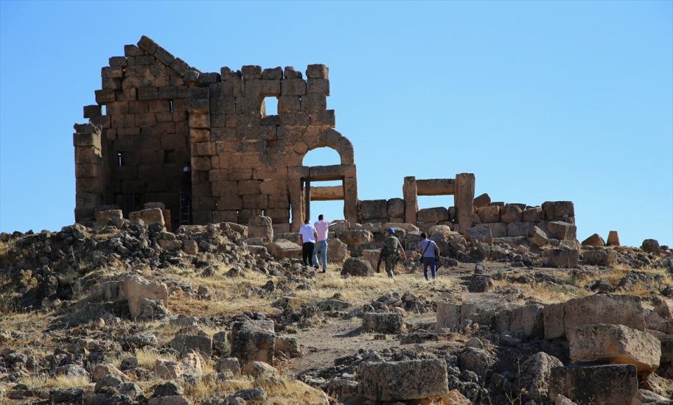 <p>Kazı çalışmalarını inceleyen Çınar Kaymakamı İsmail Şanlı AA muhabirine yaptığı açıklamada, Zerzevan Kalesi'nin bin 500 yıllık olduğunu belirterek, buranın keşfedilmemiş yönlerinin bulunabileceğini ifade etti.</p>

<p> </p>
