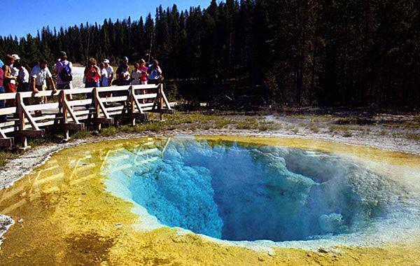 <p>Yellowstone yanardağının kalderası, yani volkanik patlama sonucu meydana gelen büyük çöküntüsü 640 bin yıl önce meydana gelen üç büyük püskürmeyle oluşmuş. 70 bin yıl önce de birçok küçük püskürme meydana gelmiş.</p>