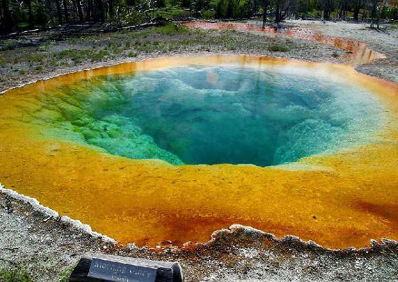 <p>Amerika'nın en büyük volkanik sahasında bulunan Yellowstone, doğanın en müthiş oluşumlarından biri olarak nitelendiriliyor. Park, dünyanın en büyük ve en aktif volkanının üzerinde bulunuyor.</p>