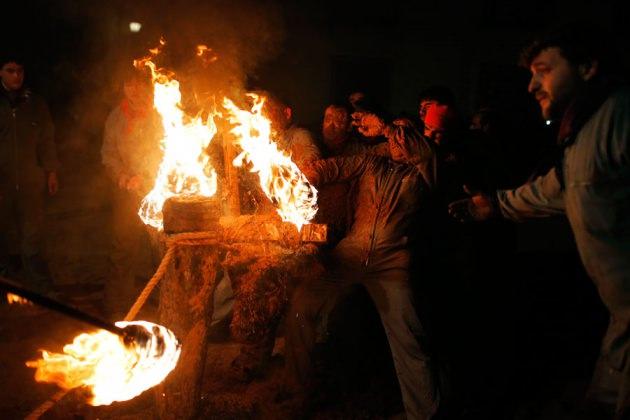<p>Ateşten zarar g&ouml;rmesin diye boğanın v&uuml;cudu &ccedil;amurla sıvanıyor ve ardından boğa serbest bırakılıyor.</p>