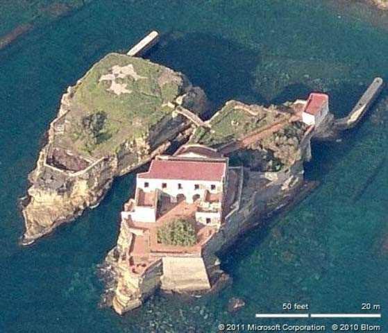 <p>Gaiola Adası'nın g&uuml;zel g&ouml;r&uuml;nt&uuml;s&uuml;n&uuml;n altında ise bir lanet yatıyor...</p>
