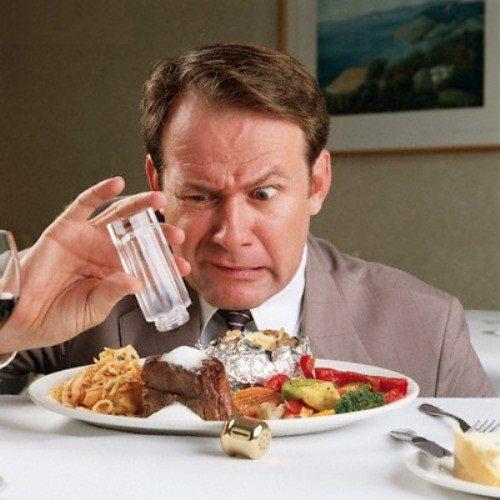 <p>Ayrıca tuzun aşırı tüketimi idrardan protein kaçırmaya ya yol açıyor. Böbrek sağlığınız için tuz tüketimi <strong>günde 5,6 gr, örneğin bir çay kaşığını</strong> geçmesin. </p>