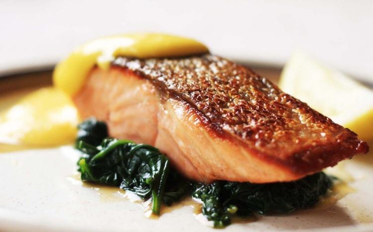 <p><strong>Somon balığı:</strong> Tam bir omega3 deposu olan somon balığı hem beyin sağlığı için hem de zayıflamak için tüketilmesi gereken bir balık türüdür. </p>