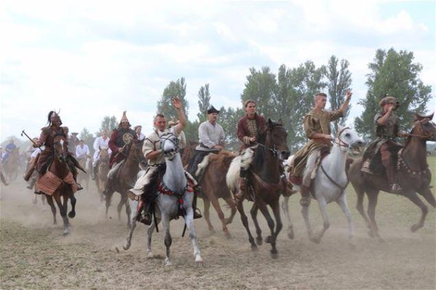 <p>&nbsp;T&uuml;rk asıllı 27 milletten temsilcinin katıldığı kurultayda, T&uuml;rk k&uuml;lt&uuml;r&uuml; yaşatılıyor.</p>
