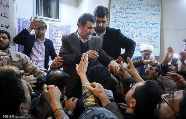 <p>İran eski Cumhurbaşkanı Mahmud Ahmedinejad'ın vefat eden annesi için düzenlediği taziye merasimi seçim mitinglerini aratmadı.</p>
