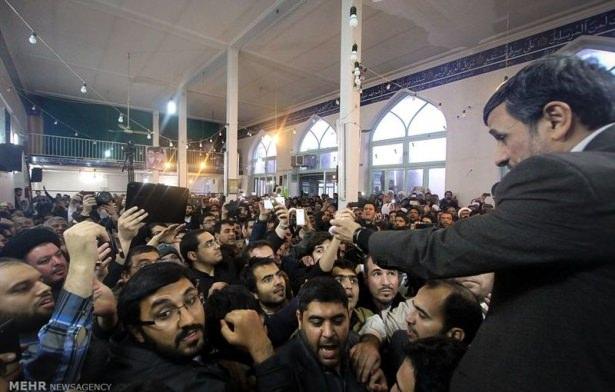 <p>İran'ın önemli şehirlerinden Kum'da bir camide yapılan törene binlerce kişi katıldı. Eski Cumhurbaşkanına büyük ilgi gösteren halk, Ahmedinejad'ın tekrar siyasete döneceğini dair sloganlar atıp dövizler taşıdı.</p>

