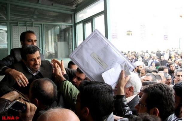 <p>Törende, İran lideri Ayetullah Ali Hamaney'in Ahmedinejad'ın annesinin vefatı nedeniyle yayınladığı başsağlığı mesajı defalarca camide okunurken, Cumhurbaşkanı Recep Tayyip Erdoğan'ın Ahmedinejad'a taziye mesajı gönderdiğine de değinildi.</p>
