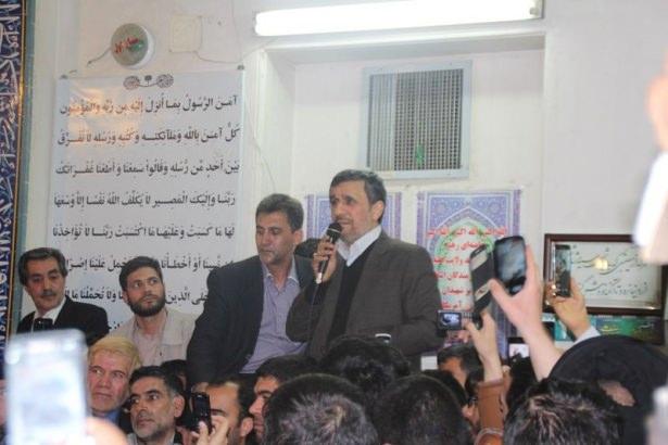 <p>Ahmedinejad, hükümetindeki bazı bakanlarıyla birlikte geldiği merasimde kalabalığın ilgisine kayıtsız kalmayarak bir konuşma yaptı. Eski cumhurbaşkanı konuşmasında siyasi konulara girmedi.</p>
