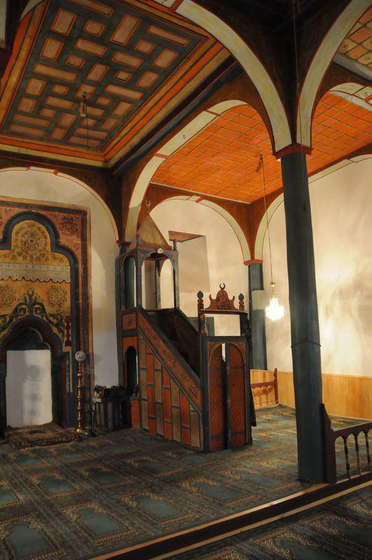 <p>Giresun'da 1816 yılında yaptırılan Bekteşbey Camisi'nde kök boya kullanılarak yapılan farklı renklerdeki süslemeler orijinalliğini yaklaşık iki asırdır koruyor.</p>

