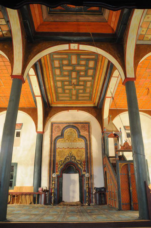 <p>Çamoluk ilçesindeki Sarpkaya köyünde yer alan cami Çeçenzade Hasan Bekteş Bey tarafından yaptırılan cami Osmanlı mimarisini yansıtıyor.</p>
