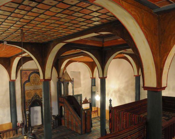<p>Giresun Müze Müdürü Hulusi Güleç, AA muhabirine yaptığı açıklamada, Bekteşbey Camisi'nin dönemin en güzel mimari örneklerini taşıyan oldukça orijinal bir eser olduğunu söyledi.</p>

