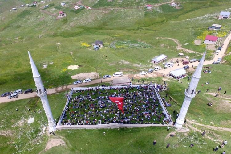 <p>Gümüşhane-Trabzon sınırında yer alan ve yaylacılık kültürünün yaşatıldığı ender bölgelerden olan Kadırga Yaylası'nda kubbesi ve çatısı olmayan camiyi görmeye ve Cuma namazı kılmaya her yıl binlerce vatandaş geliyor.</p>

<p> </p>

