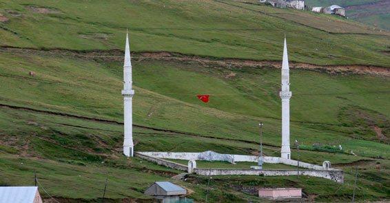 <p><strong>Yüzyıllardır şenlikler yapılıyor</strong></p>
<p>Fatih’in namaz kıldığı Temmuz ayının üçüncü Cuma günü yaylada yüzyıllardır şenlik ve otçu göçü yapılırken, Cuma günleri adeta küçük bir ilçeye dönüşen yaylada vatandaşlar yolların standartlarının yükseltilmesini istiyor.</p>